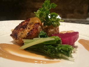 『 秋鮭と海老のビトーク ビーツ添え ソースビスクで 』です。