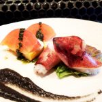 『 ヤリイカのファルシと温かいカプレーゼ　イカ墨ソース 』です。
