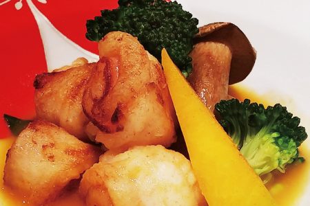 『 舌ビラメの生ハムロールトマトと魚介のスープで 』です。