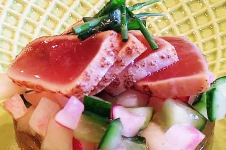 『 マグロと焼霜と彩り野菜のタルタル 』です。