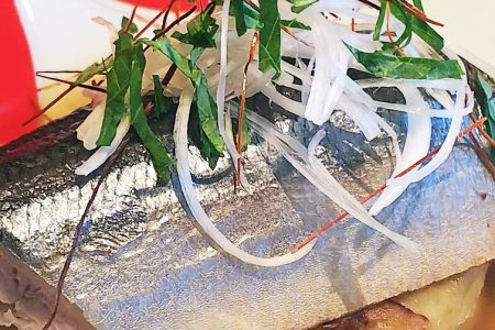 『 秋刀魚の軽い燻製 べっ甲餡で 』です。