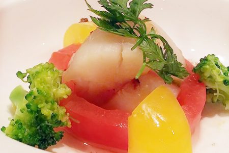 『 ホタテのポワレ 彩り野菜とアンチョビのソースで 』です。