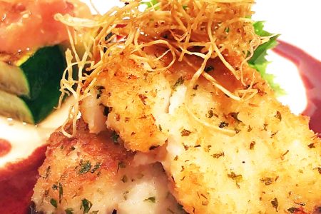 『 真鱈の香草パン粉焼き 赤ワインのソースで 』です。